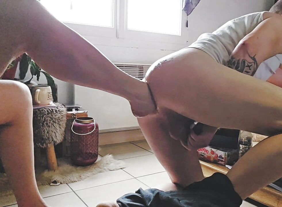 Домина пихает ее ступню в задницу мужика