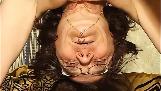 Cewek sange rambut cokelat lagi asik fingering memeknya yang berbulu sampai orgasme