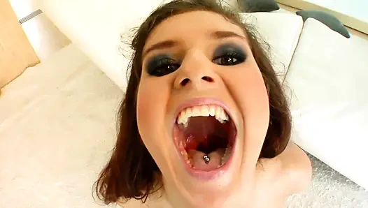 Geile teen-schlampe neckt zwei harte schwänze, bevor sie um ein hartes doppeltes anal-hämmern bettelt