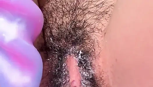 Cewek ini lagi asik ngentot dildo ukuran XL!