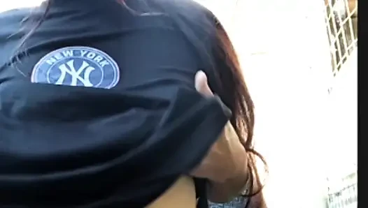 Seksi kız hayranları için yayın yapıyor ve kendine dokunuyor