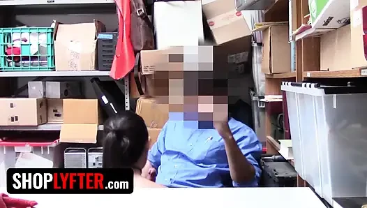 ShopLyfter - худенькую озорную азиатку Jade Noir застукали за кражей и привлекли к дисциплине извращенный офицер