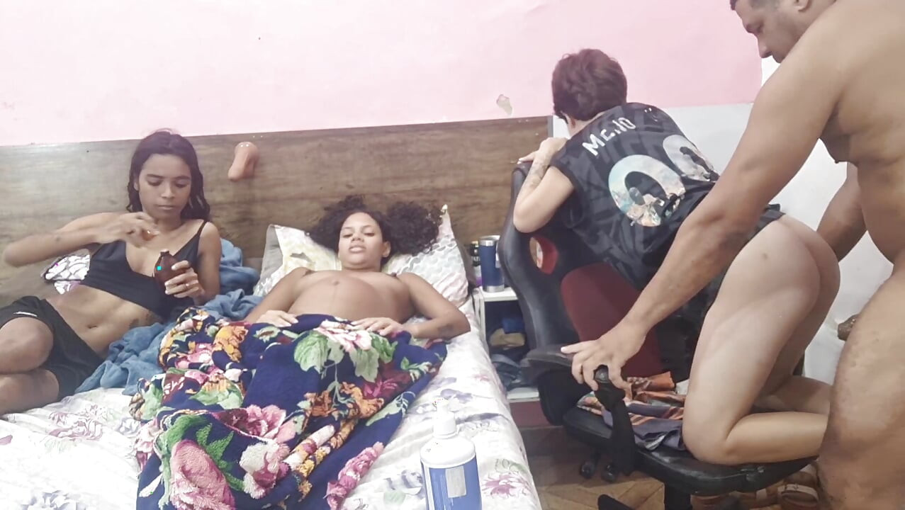 Dâng đít cho món quà của bạn bè.