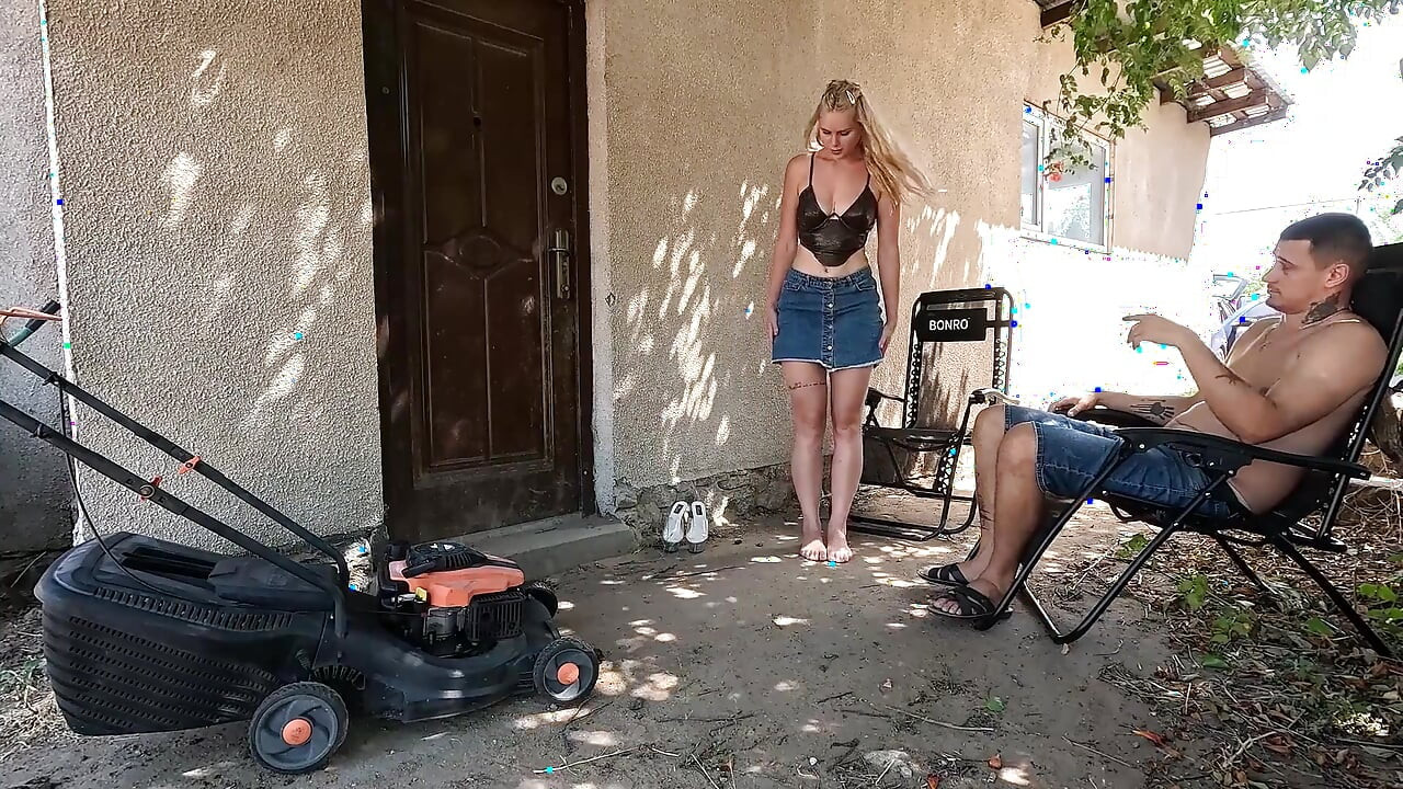 Jasne sandale, svršavanje kosilicu i sperma na mojoj cipeli na otvorenom fetiš JOI
