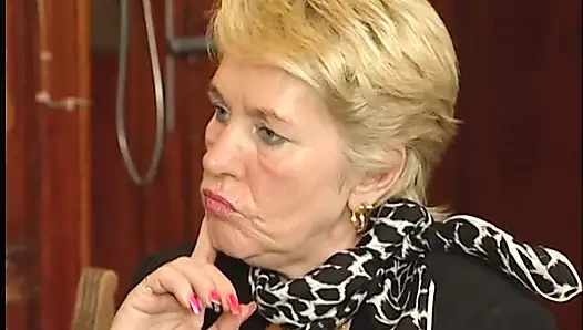 Azgın nine bacaklarını açıyor ve kıllı amını siktiriyor