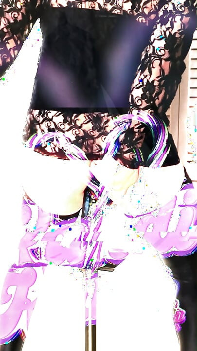 란제리 PMV에서 춤추는 Ts Kandi 섹시 Sissy 스트리퍼