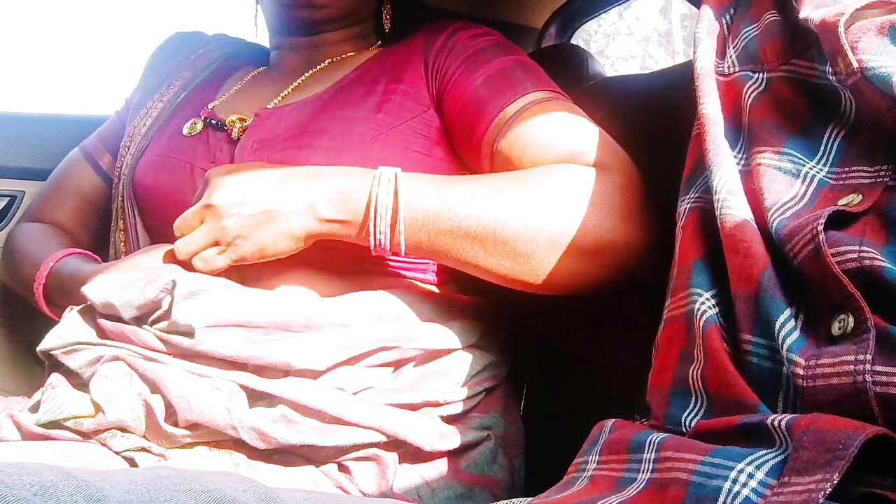 Indische autoseks. Desi stiefmoeder probeert stiefzoon grote lul te neuken. Desi Telugu vuile praat.