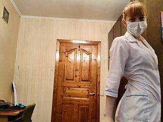 Niespokojna pielęgniarka lecząca chorego
