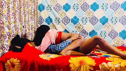 Gadis itu datang ke rumah pacarnya untuk meyakinkannya, tapi pacarnya mergokin dia dan ngentot memeknya buru-buru dan bikin dia menjerit