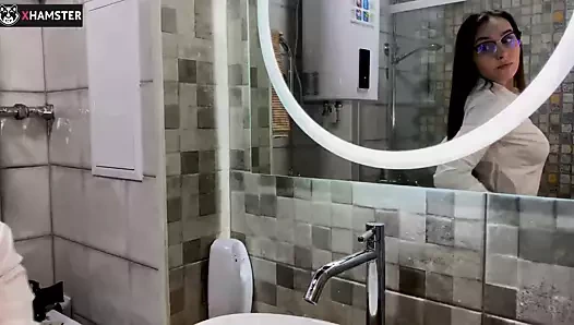 Suamiku sedang menunggu di bawah sementara bosku meniduriku