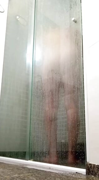 シャワー中に裸で見つかった