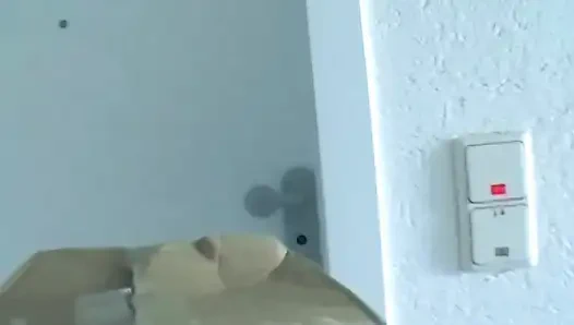 Зияющая задница зрелой блондинки растянулась широко и небрежно