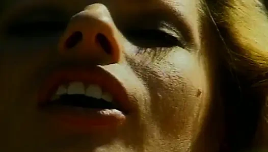 Zierliche blonde lesben haben spaß am pool