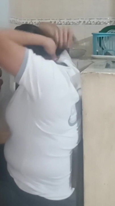 Epický okamžik z "Služka šuká a saje, když myje špinavé nádobí"