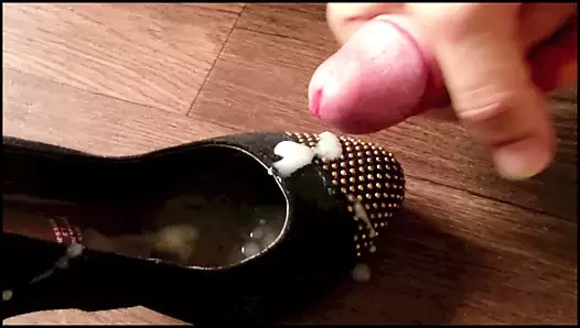 Je joui dans ses escarpins
