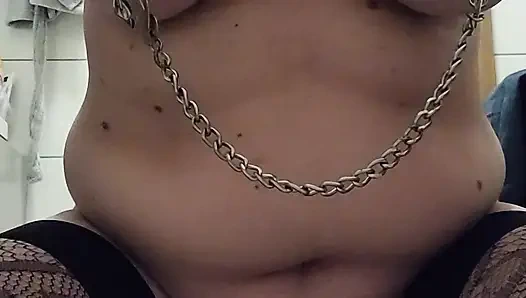 Sesi ngentot dildo intens dengan tongkat, berakhir dengan orgasme