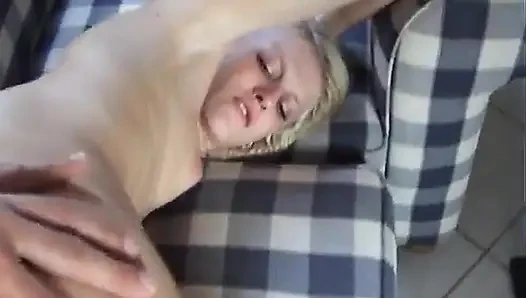 Sıska sarışın kız evde sikişiyor
