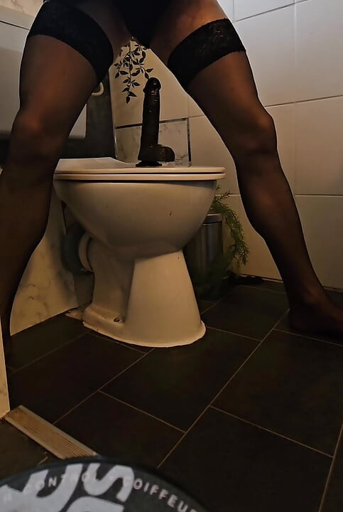 Sissy u čarapama jaše dildo, dio 1