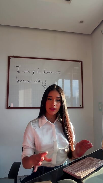 Secretária sexy busca agradar seu chefe