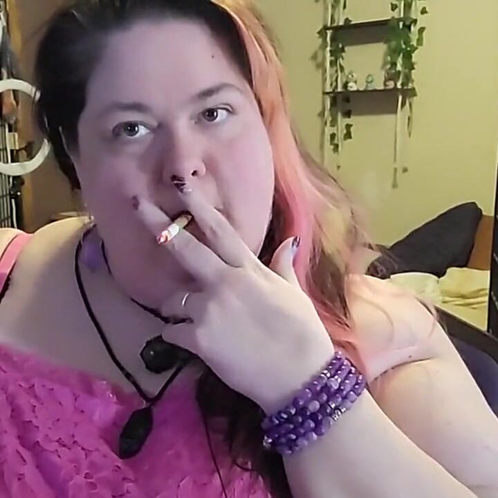 내 목과 거대한 팔을 가지고 노는 동안 SSBBW 흡연