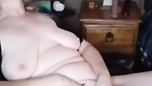 Ateşli iri güzel kadın yeni külotunu ovuyor!