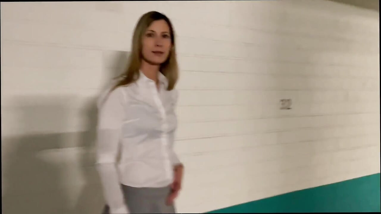 हॉबी वेश्या को एजेंसी बॉस द्वारा बकवास करने के लिए राजी किया जाता है