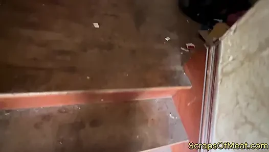 Yüksek hayatı yaşayan çömelmiş kadın harap olmuş trap ev dairesini geziyor!