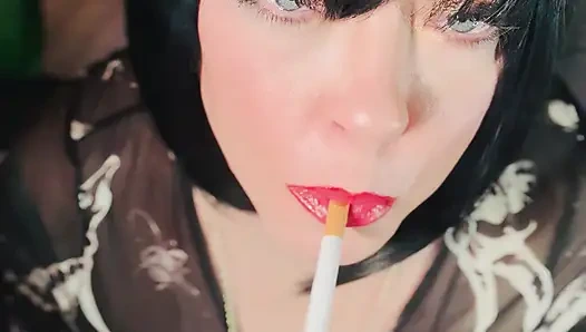 Leder mit handschuhen, Goth tina snua raucht eine korken-100-Zigarette - OMI OME snap atmet Rauch