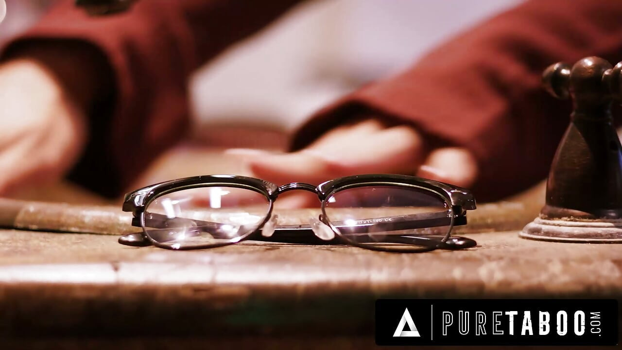 PURE TABOO Διαστροφικός άντρας εξαπατά την παρθένα θετή του κόρη Isa Bella ενώ η γυναίκα του περιμένει στο αυτοκίνητο