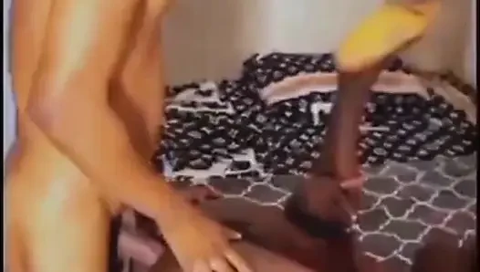 Erkek arkadaşım beni sikerken meme uçlarını emiyor
