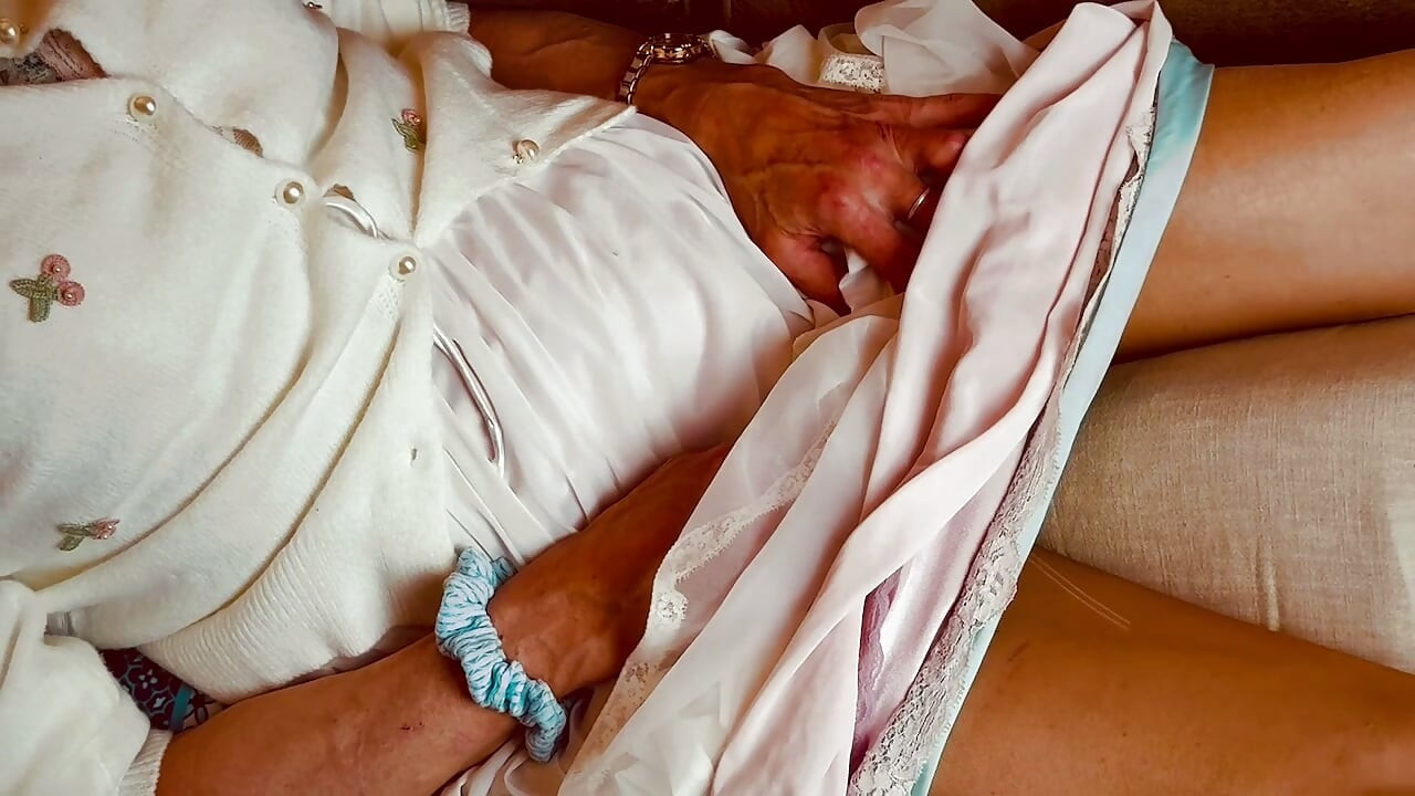 Super encendido Transfemme Mariquita tiene máquina de empujar juguete enterrado dentro de capas de bragas sedosas y manguera.