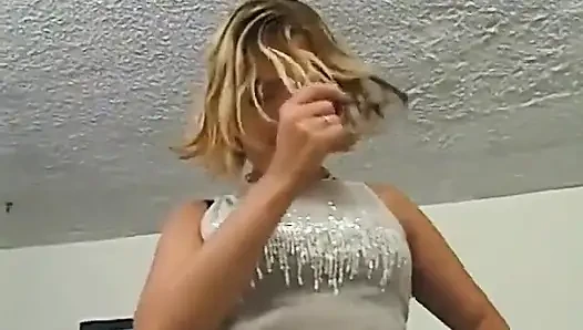 Kısa sarışın saçlı Lexi kamerada boşalıyor!