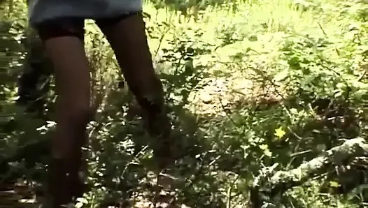 Cewek dengan celana dalam kencing di luar ruangan