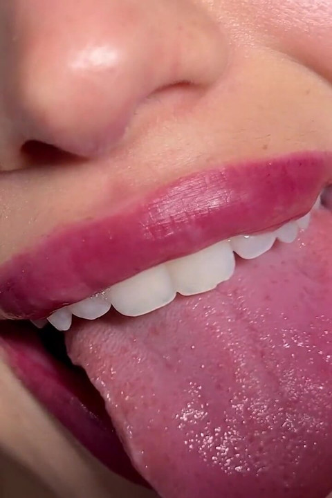 Raspberry - Lip Trembling Red Lipstick - Slow Motion