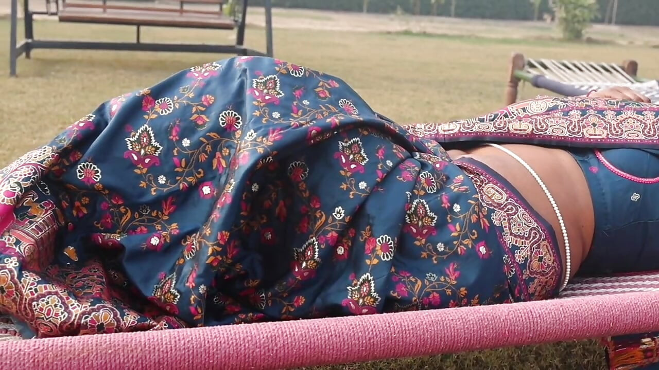 kleedde zich om en mijn zwager keek stiekem naar me. Ik betrapte hem op het kijken naar IndianAlexaQueen