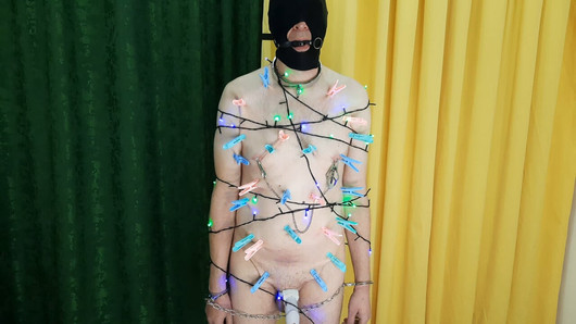 La dominatriz Nika y su árbol de Navidad. El esclavo siente algo de dolor, juega con los pezones y pinzas para el cuerpo.