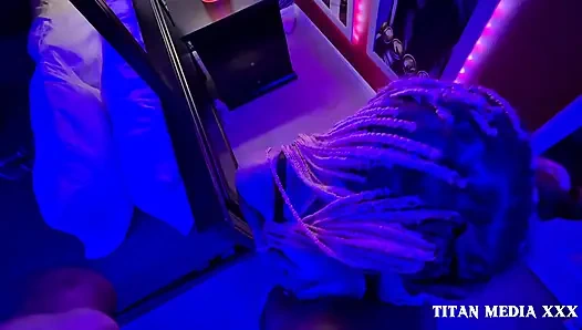 İri güzel orta yaşlı seksi kadın büyük zenci yarağını katlediyor ve yüzüne boşalma bakış açısı