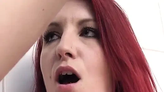 Çarpıcı Fransız bebekler mutfakta dildolarla birbirlerini sikiyor