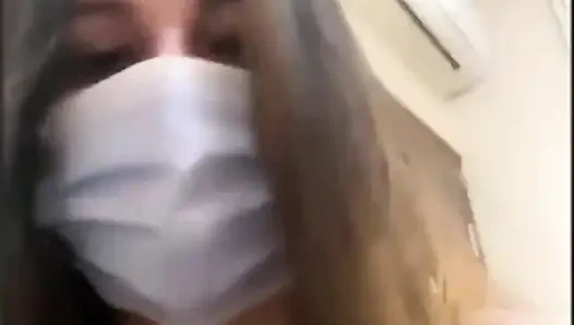 Арабская тунисская девушка с большими сиськами и задницей мастурбирует ее сладкую киску