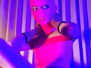 Roze Balaclava masker mietje trans geverfd schaamhaar spelen met een vibrator