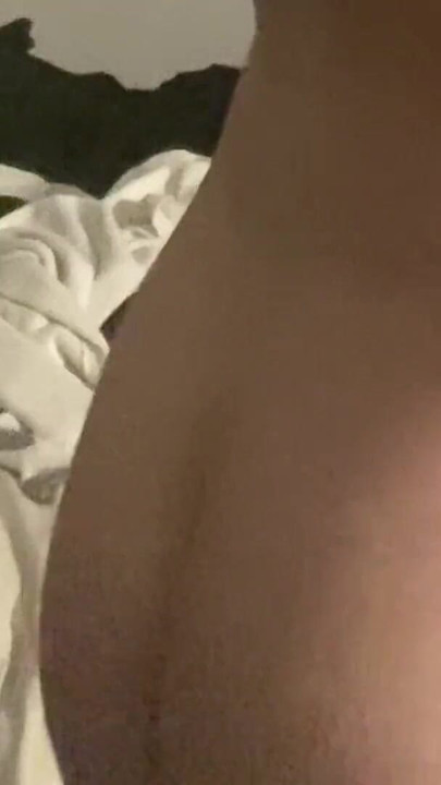 Slatka trans femboy pokazuje svoje tijelo i analni čep | Isječak 1