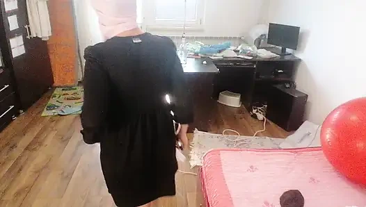 Amatör kadın kıyafetlerini denerken ve keserken eğleniyor.