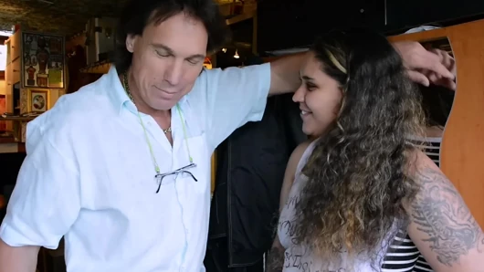 Yaşlı adam güzel hatun ağzına sikişiyor ve işiyor