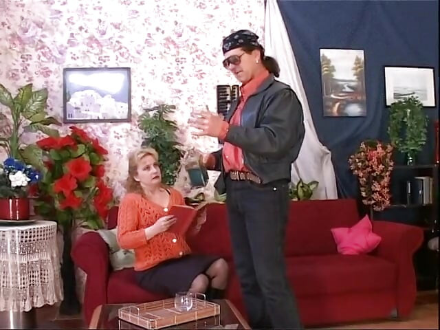 Máy bay bà già rậm lông thích con cu to