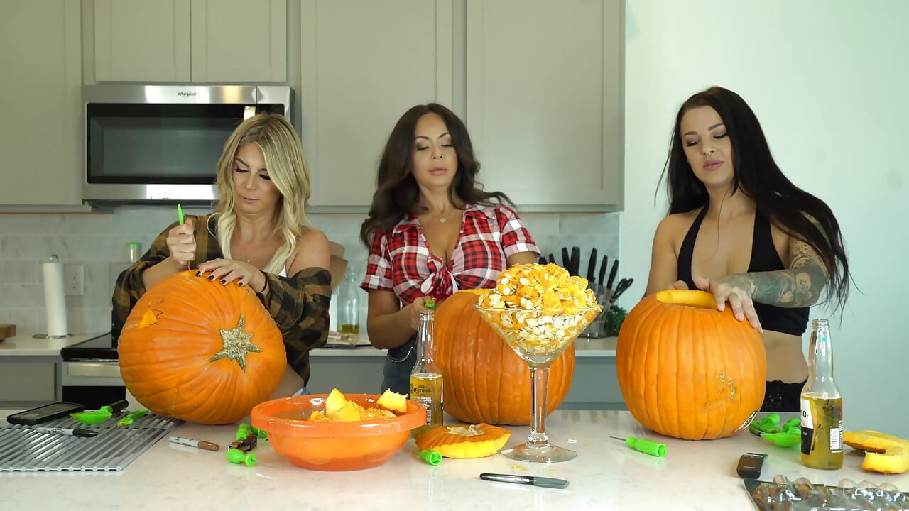 Kiki Mariah_970 Evelin Carve Pumpkins Nude Photoshoot After
