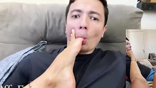 Cewek sange ini lagi asik muasin memeknya pakai stoking seksi