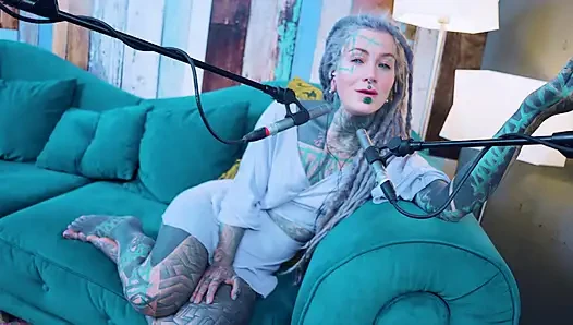 Ich spreche über O - Overcome - ASMR podcast SFW spricht goth dünnes mädchen dreadlocks tattoo-modell mit tätowierung, tätowiertes mädchen