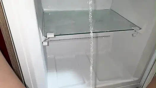 Çiş sapıklığı ve büyük memeli şişkin genç kız her yere işiyor: yıkıcı bakış açısı dairemin etrafında işiyor