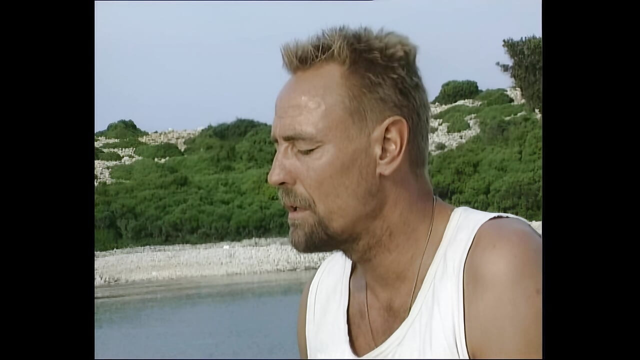 Azgın esmer kız sikişmeden önce arkadaşının büyük bir yarağını emiyor