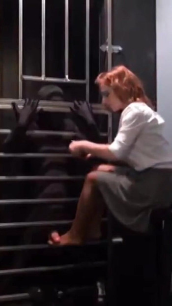 Trebuie să-share moment de la "Lady Warden disciplinează prizonierul în celula ei privată de tortură"